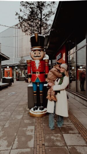 Tiia Elg Instagram - Mainos @helsinkioutlet 

📍Me suunnattiin jouluostoksille Helsinki Outlettiin, Suomen suurimpaan ostoskylään. Monipuolisten kauppojen lisäksi, ihasteltiin lasten kanssa jouluvaloja, moikattiin joulupukkia, kahviteltiin ja käytiin totta kai HopLopissa riehumassa. 

📌Mä löysin itselleni laadukkaan merinovillakerraston karitraanilta. Zina ihasteli Marimekon laukkuja ja minä astioita. Lindt suklaakauppassa tuli vietetty eniten aikaa. Nyt meillä on ainakin suklaata jouluksi. 

Lapsille löytyi pehmeitä paketteja Gugguulta ja ystäville lahjat Lumenelta. Mukaan tarttui myös upea silkkiyöpaita.

🧡Ja psst. Uniikkissa ostoskylässa saat aina 30-70 % alennuksen ohjevähittäishinnasta (ovh). 

🧡Ostoskylästä löytyy yli 40 suosittua laatumerkin myymälää. Osa myymälöistä ovat ainoat koko Suomessa, joten näitä löytöjä et saa mistään muualta.

Täytyy tehdä vielä uusi kierros Helsinki Outletissa aikuisten kesken, jotta ehdin kiertää kaikki liikkeet. Jäin haaveilemaan uudesta padasta ja matkalaukkukin pitäisi päivittää. 

#helsinkioutlet #beourguest
