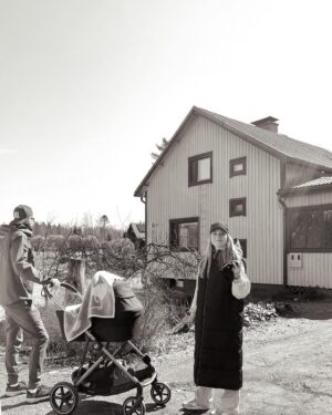 Tiia Elg Instagram - Tässä se nyt on, meidän uusin projekti: Rintamamiestalon kunnostus. 

Tänään alkoi purkutyöt sisällä. 

1. Vanha takka purettiin
2. Laminaatin alta löytyi mäntylautalattia 🙌🏼 🏆
3. Lehtien alta löytyi kukkia 
4. Ekat vieraat saapui ihastelemaan isoa pihaa, josta on pidetty todella hyvää huolta. Sieltä löytyy, vaikka ja mitä. Parsat ja viinirypäleköynnös olivat omat suosikkini. 
5. Evästauko. Mun isän eläkepäivät alkoi kätevästi tän projekti-X parissa. Hänellä on homma hallussa. 

Tänään purettiin myös keittiö, yksi väliseinä, sekä vessan isot kaapit. Niistä myöhemmin lisää.