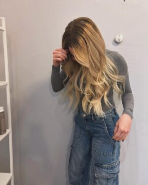 Tiia Elg Instagram - @hairstylistnico 💎 hiusten suuri muutos. 🙌🏼 vika kuva on ennen muutosta. Kuten varmasti kuvista huomaatte, että olen enemmän kuin tyytyväinen lopputulokseen🫶🏼

*ei maksettu mainos, vaan tyytyväisen maksavan asiakkaan onnellisuutta 🫶🏼