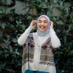 Tika Bravani Instagram - Ini aku kalo diinget temen pas mereka lagi senang. Sesederhana kalimat: "aku makan nasi kebuli enak banget, jadi inget kamu deh.. pasti kamu suka!" "Pemandangannya bagus banget, pengen ngajak kamu ke sini kapan-kapan!" Mau tag temennya malu,ah.. You know who you are 🤗 #reels #reelsinstagram