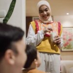 Tika Bravani Instagram - Sebentar lagi Ramadan nih, trus ga berasa tau-tau lebaran deh. Nah, lebaran tahun ini aku nggak cuma nyiapin THR, tapi juga mau dong dapat THR. Untungnya ada program Hadiah Special Ramadan dari @bebeclub Ibu-ibu juga mau dapat hadiah lebaran dari Bebelac? Caranya gampang banget! Cukup beli Susu Kesayangan si Kecil, Bebelac, di Indomaret dan Alfamart, langsung bisa dapat 1 Tiket Undian! Gak hanya hadiah THR tapi ada juga paket mudik, dan paket Umroh sekeluarga loh!   Yuk cek instagram @bebeclub untuk cara lengkapnya! Ayo Ibu-ibu yang susunya kayak Kalam cepat ikutan ya! Coba komen kalian ngincer hadiah apa? #HadiahRamadanAnakHebat #UmrohBebelac #MudikBebelac #THRBebelac #Bebelac #growthemgreat