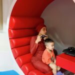 Tika Bravani Instagram - Mau renang tapi hujan, jadinya main aja di Kids Club 🙂