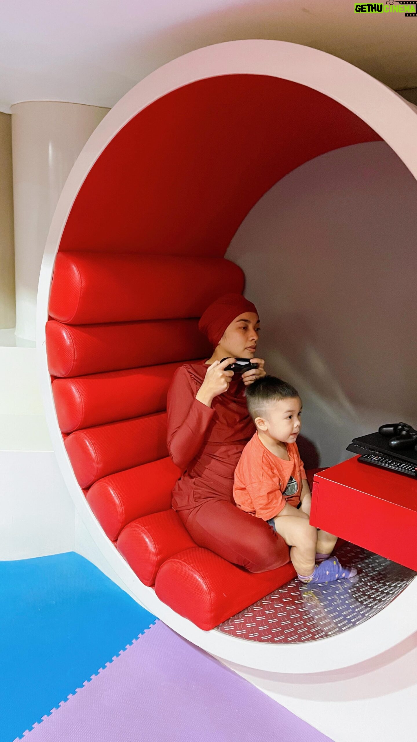 Tika Bravani Instagram - Mau renang tapi hujan, jadinya main aja di Kids Club 🙂