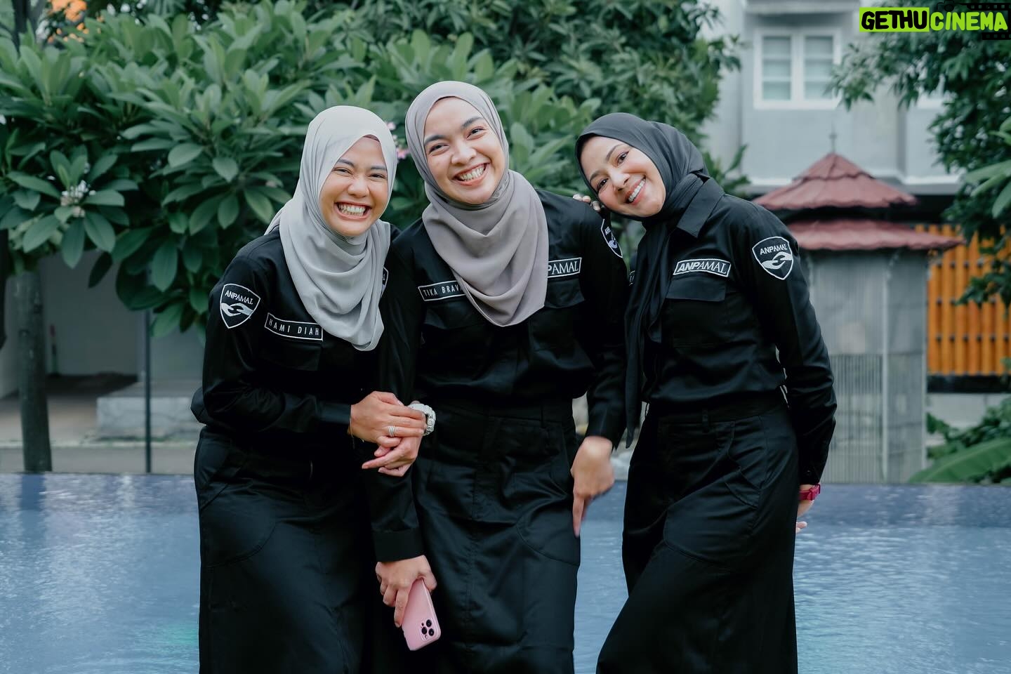 Tika Bravani - 2.1K Likes - Assalamualaikum….
Bentar deh, Kaya ada yang kurang ga sihh? 😁
Colek Mak @irantypurnamasari