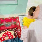 Tika Bravani Instagram - Tarawih bawa sajadah milik alm. Mama. Mungkin udah 20 tahun lebih kali ya umur sajadah ini. Tuh, Mekkah-nya aja masih dikelilingi bukit, belum ada zamzam tower. Selama beliau hidup, cuma sajadah merah ini yang selalu beliau pakai. Miss you, Ma🤍 Hj. Kemalia Dewi binti H. Nawawi Hamid, Al-fatihah. 📸 @rizkadwisept