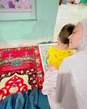 Tika Bravani Instagram - Tarawih bawa sajadah milik alm. Mama. Mungkin udah 20 tahun lebih kali ya umur sajadah ini. Tuh, Mekkah-nya aja masih dikelilingi bukit, belum ada zamzam tower. 
Selama beliau hidup, cuma sajadah merah ini yang selalu beliau pakai. Miss you, Ma🤍

Hj. Kemalia Dewi binti H. Nawawi Hamid, Al-fatihah.

📸 @rizkadwisept