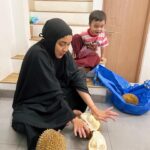 Tika Bravani Instagram - Selesai sholat witir, tepat setelah salam dan masih dalam suasana hening, ada anak balita yang teriak, "SAATNYA MAKAN DUREN!" Tentu saja, jamaah perempuan di masjid komplek serempak menatap kami. Iya, balita itu Kalam. Emang sih, di rumah ada duren oleh-oleh dari Trenggalek yang dibawa @jeannefam. Emang sih, ketika dia ngajak makan duren setelah buka puasa, saya bilangnya abis tarawih aja. Emang sih, dia udah ngikutin sholat tarawih dengan sabar. Tapi ya, nggak usah teriak juga kali 🤫