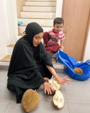 Tika Bravani Instagram - Selesai sholat witir, tepat setelah salam dan masih dalam suasana hening, ada anak balita yang teriak,

 "SAATNYA MAKAN DUREN!"

Tentu saja, jamaah perempuan di masjid komplek serempak menatap kami. 
Iya, balita itu Kalam. 
Emang sih, di rumah ada duren oleh-oleh dari Trenggalek yang dibawa @jeannefam. 
Emang sih, ketika dia ngajak makan duren setelah buka puasa, saya bilangnya abis tarawih aja.
Emang sih, dia udah ngikutin sholat tarawih dengan sabar.

Tapi ya, nggak usah teriak juga kali 🤫