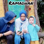 Tika Bravani Instagram - Hanya di bulan Ramadhan, belanja diiringi lagu religi. Alhamdulillaah 🌟