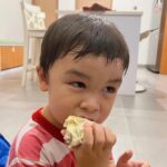 Tika Bravani Instagram - Selesai sholat witir, tepat setelah salam dan masih dalam suasana hening, ada anak balita yang teriak, "SAATNYA MAKAN DUREN!" Tentu saja, jamaah perempuan di masjid komplek serempak menatap kami. Iya, balita itu Kalam. Emang sih, di rumah ada duren oleh-oleh dari Trenggalek yang dibawa @jeannefam. Emang sih, ketika dia ngajak makan duren setelah buka puasa, saya bilangnya abis tarawih aja. Emang sih, dia udah ngikutin sholat tarawih dengan sabar. Tapi ya, nggak usah teriak juga kali 🤫
