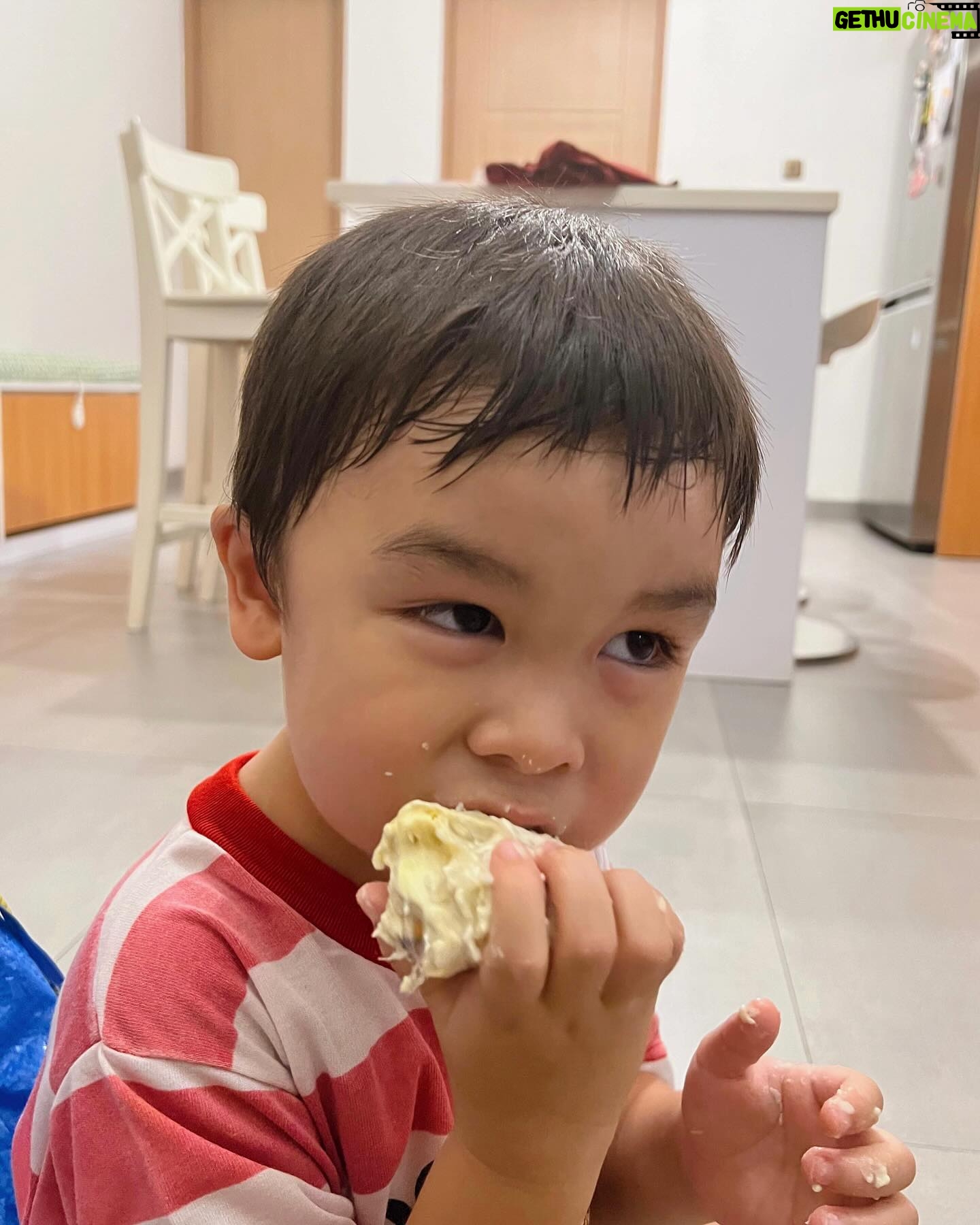 Tika Bravani - 4.5K Likes - Selesai sholat witir, tepat setelah salam dan masih dalam suasana hening, ada anak balita yang teriak,
"SAATNYA MAKAN DUREN!"
Tentu saja, jamaah perempuan di masjid komplek serempak menatap kami.
Iya, balita itu Kalam.
Emang sih, di rumah ada duren oleh-oleh dari Trenggalek yang dibawa @jeannefam.
Emang sih, ketika dia ngajak makan duren setelah buka puasa, saya bilangnya abis tarawih aja.
Emang sih, dia udah ngikutin sholat tarawih dengan sabar.
Tapi ya, nggak usah teriak juga kali 🤫