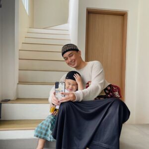 Tika Bravani Instagram - Apabila telah ditunaikan shalat(Jum'at), maka bertebaranlah kamu di muka bumi dan carilah karunia Allah dan ingatlah Allah banyak banyak supaya kamu beruntung. 

QS. Al Jumuah:10