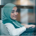 Tika Bravani Instagram - Ini ekspresi ibu yang lagi nyimak anak tantrum karena lapar, tapi tetap mau puasa. Lapaaar... eh, sabaaaar..