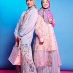 Tika Bravani Instagram – Awal diajak uni Ria Miranda untuk photoshoot Minang Dekade, aku jadi merenungi akar budaya yang selama ini mempengaruhiku. Lama tinggal bersama nenek dan datuk yang asli Bukittinggi, aku jadi sadar betul betapa independen dan besarnya pengaruh perempuan Minang, terutama di keluarga. Bukan tidak menghargai suami, tapi perannya memang  besar, mulai dari keputusan makanan apa yang disajikan sampai soal usaha keluarga. 5 Mak Tuo (tante) yang kupunya juga punya dominasi tinggi dalam keluarga dan sepertinya, aku sekarang pun begitu, hobi ngatur 😄

Buat yang di Jakarta, yuk lebih kenal Minang dengan dateng ke Minang Dekade Exhibition di Atrium PIM 2 dari tanggal 13-19 Februari 2023✨