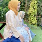 Tika Bravani Instagram - Belum ijab qobul udah ngereog. Nasib ibu mau duduk anggun buyar sudah 🥲 #kondangan #senadaseIRAMA