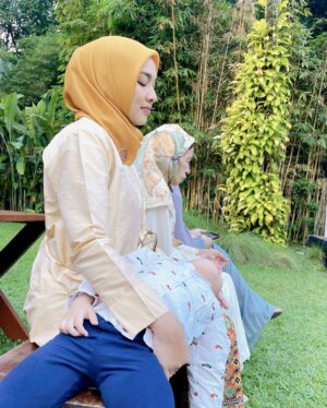 Tika Bravani Instagram - Belum ijab qobul udah ngereog. Nasib ibu mau duduk anggun buyar sudah 🥲

#kondangan
#senadaseIRAMA