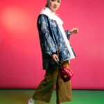Tika Bravani Instagram - Awal diajak uni Ria Miranda untuk photoshoot Minang Dekade, aku jadi merenungi akar budaya yang selama ini mempengaruhiku. Lama tinggal bersama nenek dan datuk yang asli Bukittinggi, aku jadi sadar betul betapa independen dan besarnya pengaruh perempuan Minang, terutama di keluarga. Bukan tidak menghargai suami, tapi perannya memang besar, mulai dari keputusan makanan apa yang disajikan sampai soal usaha keluarga. 5 Mak Tuo (tante) yang kupunya juga punya dominasi tinggi dalam keluarga dan sepertinya, aku sekarang pun begitu, hobi ngatur 😄 Buat yang di Jakarta, yuk lebih kenal Minang dengan dateng ke Minang Dekade Exhibition di Atrium PIM 2 dari tanggal 13-19 Februari 2023✨