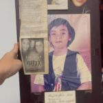 Tika Bravani Instagram - Ke kamar nenek tanpa ada nenek. Terus jadi inget, waktu awal karier nenek semangat ngumpulin poster dan motongin koran yang memuat berita tentang saya (belum gencar sosmed 🫢). Ternyata buat ditempel di lemari baju, katanya. Sampai sekarang masih ada, sejak 14 tahun lalu 🥹❤️ Hj. Nurhayati binti Nurdin, Al-Faatihah