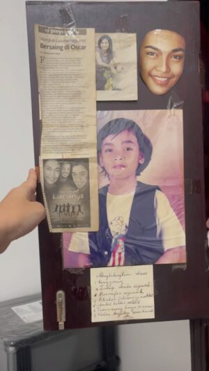 Tika Bravani Instagram - Ke kamar nenek tanpa ada nenek. Terus jadi inget, waktu awal karier nenek semangat ngumpulin poster dan motongin koran yang memuat berita tentang saya (belum gencar sosmed 🫢). Ternyata buat ditempel di lemari baju, katanya. Sampai sekarang masih ada, sejak 14 tahun lalu 🥹❤️

Hj. Nurhayati binti Nurdin, Al-Faatihah