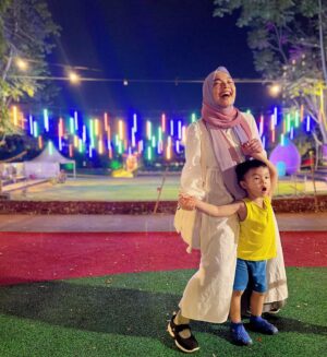 Tika Bravani Instagram - Ibu senang, anak biasa aja. Oke, sip.

📸 @jeannefam