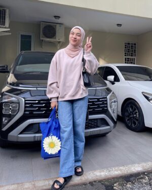 Tika Bravani Instagram - "Kenalin, saya  T̸i̸k̸a̸ ibunya Kalam" 

Gitulah di sekolah anak pagi ini. Nama sendiri nggak lagi penting.🙃