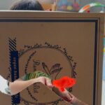 Tika Bravani Instagram - Permainan sederhana modal tutup kardus, garpu, playdough (atau sesuatu yg bisa ditusuk), dan NIAT. Saya capslock karena memang niat main sama anak yang paling sulit dicari 🥲