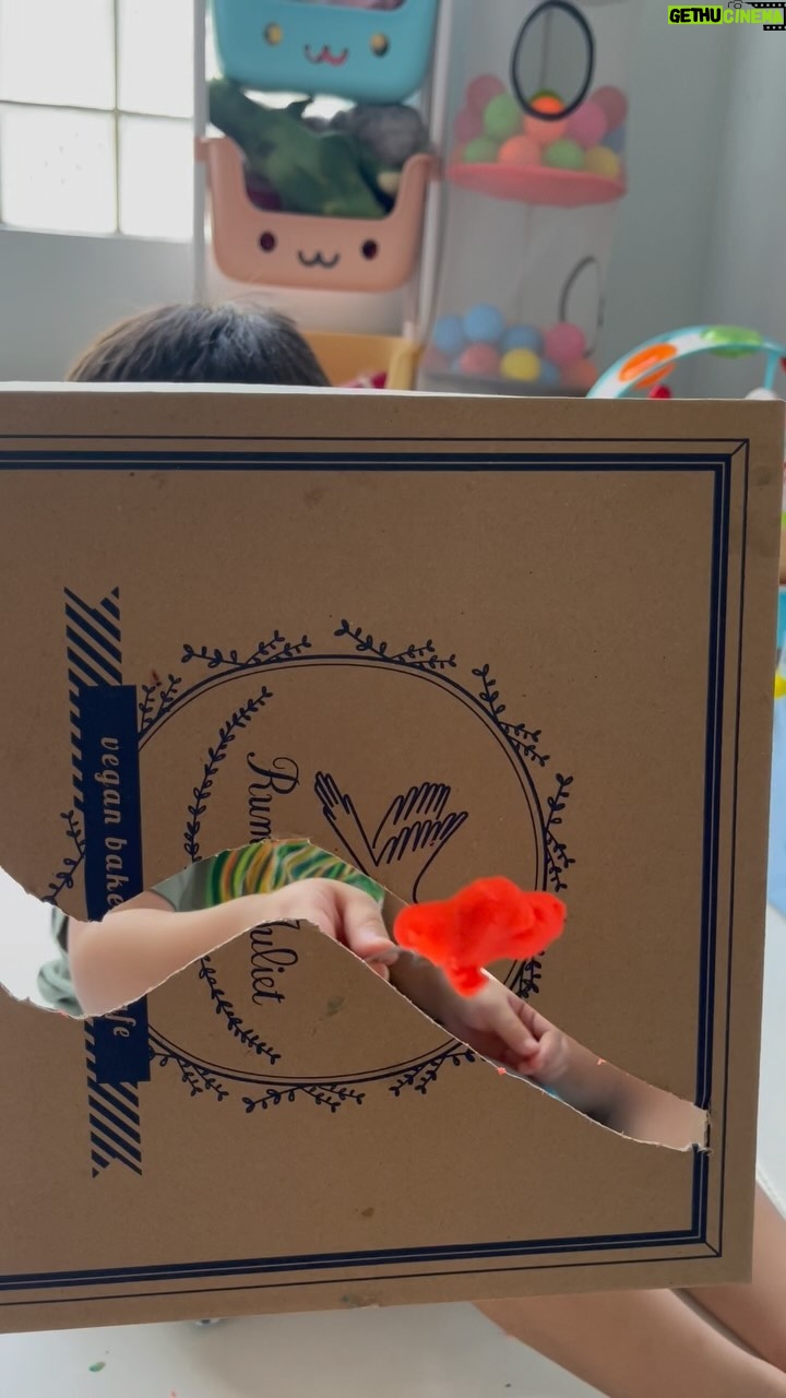 Tika Bravani Instagram - Permainan sederhana modal tutup kardus, garpu, playdough (atau sesuatu yg bisa ditusuk), dan NIAT. Saya capslock karena memang niat main sama anak yang paling sulit dicari 🥲