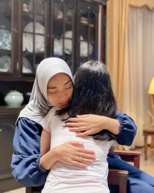Tika Bravani Instagram - Dibalik adegan yang huhuhu ada mas mas yang 😐

@1000detiksatucahayaofficial