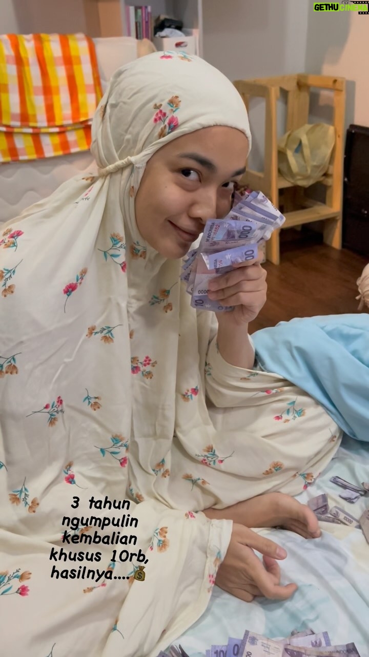 Tika Bravani - 5.3K Likes - Awal nikah sempet nabung di celengan buat beli rumah. Rumahnya kebeli, celengannya baru inget sekarang. Alhamdulillaah.. lumayan buat nambah-nambahin bayar pajak š°