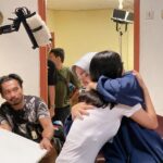 Tika Bravani Instagram - Dibalik adegan yang huhuhu ada mas mas yang 😐 @1000detiksatucahayaofficial