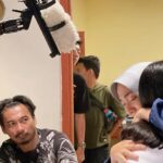 Tika Bravani Instagram - Dibalik adegan yang huhuhu ada mas mas yang 😐 @1000detiksatucahayaofficial