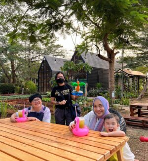 Tika Bravani Instagram - Ibu senang, anak biasa aja. Oke, sip.

📸 @jeannefam