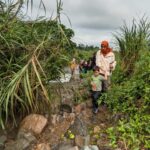 Tika Bravani Instagram - Pertama kali nih, Kalam nyobain hiking dan susur sungai. Ternyata nggak seburuk yang kukhawatirkan. Dia selow aja waktu kakinya kotor kejeblos lumpur. Paling dia ngereog dikit setelah kepleset di sungai. Wajarlah. "Ibuu aku capek.. ibuu aku laper.. ibuu aku ngantuk.." Anak rewel ya dinikmati aja, sambil nongkrong ngemil arem-arem di pinggir sungai. Kapan lagi begini? Meski begitu, anak baikku tetap jalan karena tujuannya..... kembali ke parkiran 😅 Pengalaman yang sangat beda, dan perlu diulang. Thank you @penjelajahcilik.id @hikingtherapyhill yang sangat ekstra banget penjagaannya. Bikin aku ngerasa aman di saat arus sungai tiba-tiba deras 😅