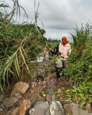 Tika Bravani Instagram - Pertama kali nih, Kalam nyobain hiking dan susur sungai. Ternyata nggak seburuk yang kukhawatirkan. Dia selow aja waktu kakinya kotor kejeblos lumpur. Paling dia ngereog dikit setelah kepleset di sungai. Wajarlah.
"Ibuu aku capek.. ibuu aku laper.. ibuu aku ngantuk.."
Anak rewel ya dinikmati aja, sambil nongkrong ngemil arem-arem di pinggir sungai. Kapan lagi begini?
Meski begitu, anak baikku tetap jalan karena tujuannya..... kembali ke parkiran 😅

Pengalaman yang sangat beda, dan perlu diulang. Thank you @penjelajahcilik.id @hikingtherapyhill yang sangat ekstra banget penjagaannya. Bikin aku ngerasa aman di saat arus sungai tiba-tiba deras 😅