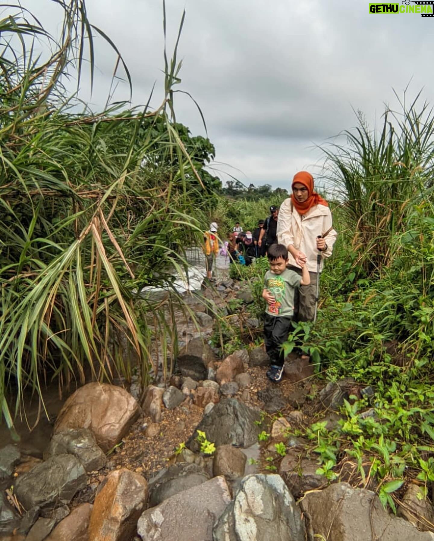Tika Bravani - 1.7K Likes - Pertama kali nih, Kalam nyobain hiking dan susur sungai. Ternyata nggak seburuk yang kukhawatirkan. Dia selow aja waktu kakinya kotor kejeblos lumpur. Paling dia ngereog dikit setelah kepleset di sungai. Wajarlah.
"Ibuu aku capek.. ibuu aku laper.. ibuu aku ngantuk.."
Anak rewel ya dinikmati aja, sambil nongkrong ngemil arem-arem di pinggir sungai. Kapan lagi begini?
Meski begitu, anak baikku tetap jalan karena tujuannya..... kembali ke parkiran 😅
Pengalaman yang sangat beda, dan perlu diulang. Thank you @penjelajahcilik.id @hikingtherapyhill yang sangat ekstra banget penjagaannya. Bikin aku ngerasa aman di saat arus sungai tiba-tiba deras 😅
