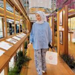 Tika Bravani Instagram - Alhamdulillaah, seneng banget bisa jadi bagian dari perjalanan Minang Dekade uni @riamiranda .. sukses selalu dan semoga semakin berkah yaa🥹💜 Buat teman2 yang di Jakarta, jangan lupa yaa ke Minang Dekade Exhibition di atrium PIM 2 tanggal 13-19 Februari 2023.. @inforiamiranda