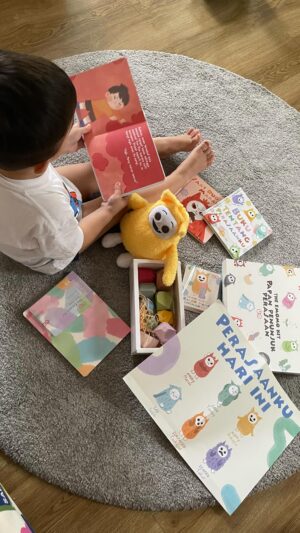 Tika Bravani Instagram - Siapa yang anaknya lagi masuk fase three-nager? Agak menantang yaa, Bu menghadapi emosinya yang meledak-ledak. Di umur segini egosentris anak makin tinggi, merasa punya otoritas, dan makin sulit ditaklukkan. Setiap hari penuh negosiasi. Tapi ya gitulah namanya juga kita besarin anak manusia, beragam emosi pasti ada. Itu kenapa aku kebantu banget pake EMOMO KIT dari @learningtime.id yang membantu tahap social emotional learning Kalam. Pelan-pelan kuajarin apa arti perasaannya supaya sampai besar dia terbiasa menyalurkannya secara positif.. 
Ibu-ibu sekalian gimana pengalamannya?