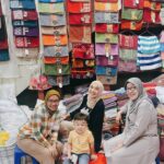 Tika Bravani Instagram - Dalam judul tiba-tiba bertualang ke Tanah Abang. Dari Cinere nyobain naik MRT, terus nyambung Bus Listrik. Sekalian napak tilas neneknya Kalam (almh. ibu saya) yang dulu dagang di sini. Saya suka nyamperin beliau. 30% bantu dagang, 70% belanja. Kalo capek leyeh2 di mesjidnya terus makan di foodcourt 😂 Sejak jaman datuk, udah nggak kehitung toko ini menyambung hidup berapa keluarga. Alhamdulillah masih bertahan meski diterpa pandemi. Berkah selalu, Sinamar!