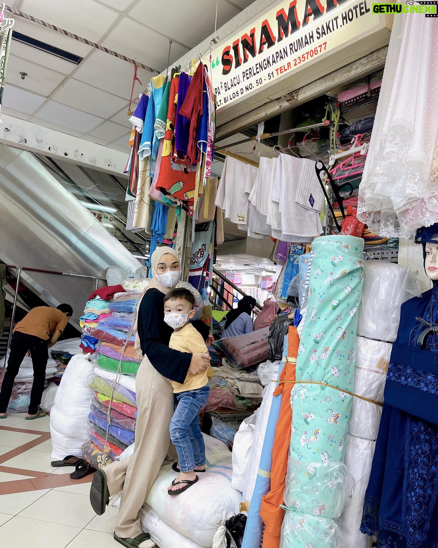 Tika Bravani - 3.2K Likes - Dalam judul tiba-tiba bertualang ke Tanah Abang.
Dari Cinere nyobain naik MRT, terus nyambung Bus Listrik.
Sekalian napak tilas neneknya Kalam (almh. ibu saya) yang dulu dagang di sini. Saya suka nyamperin beliau. 30% bantu dagang, 70% belanja. Kalo capek leyeh2 di mesjidnya terus makan di foodcourt 😂
Sejak jaman datuk, udah nggak kehitung toko ini menyambung hidup berapa keluarga. Alhamdulillah masih bertahan meski diterpa pandemi. Berkah selalu, Sinamar!