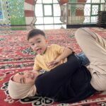 Tika Bravani Instagram - Dalam judul tiba-tiba bertualang ke Tanah Abang. Dari Cinere nyobain naik MRT, terus nyambung Bus Listrik. Sekalian napak tilas neneknya Kalam (almh. ibu saya) yang dulu dagang di sini. Saya suka nyamperin beliau. 30% bantu dagang, 70% belanja. Kalo capek leyeh2 di mesjidnya terus makan di foodcourt 😂 Sejak jaman datuk, udah nggak kehitung toko ini menyambung hidup berapa keluarga. Alhamdulillah masih bertahan meski diterpa pandemi. Berkah selalu, Sinamar!