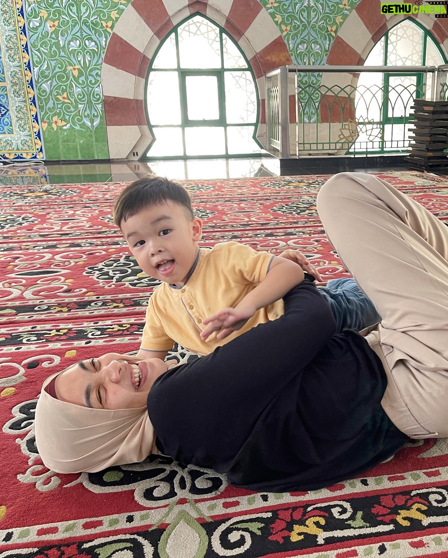 Tika Bravani - 3.2K Likes - Dalam judul tiba-tiba bertualang ke Tanah Abang.
Dari Cinere nyobain naik MRT, terus nyambung Bus Listrik.
Sekalian napak tilas neneknya Kalam (almh. ibu saya) yang dulu dagang di sini. Saya suka nyamperin beliau. 30% bantu dagang, 70% belanja. Kalo capek leyeh2 di mesjidnya terus makan di foodcourt 😂
Sejak jaman datuk, udah nggak kehitung toko ini menyambung hidup berapa keluarga. Alhamdulillah masih bertahan meski diterpa pandemi. Berkah selalu, Sinamar!