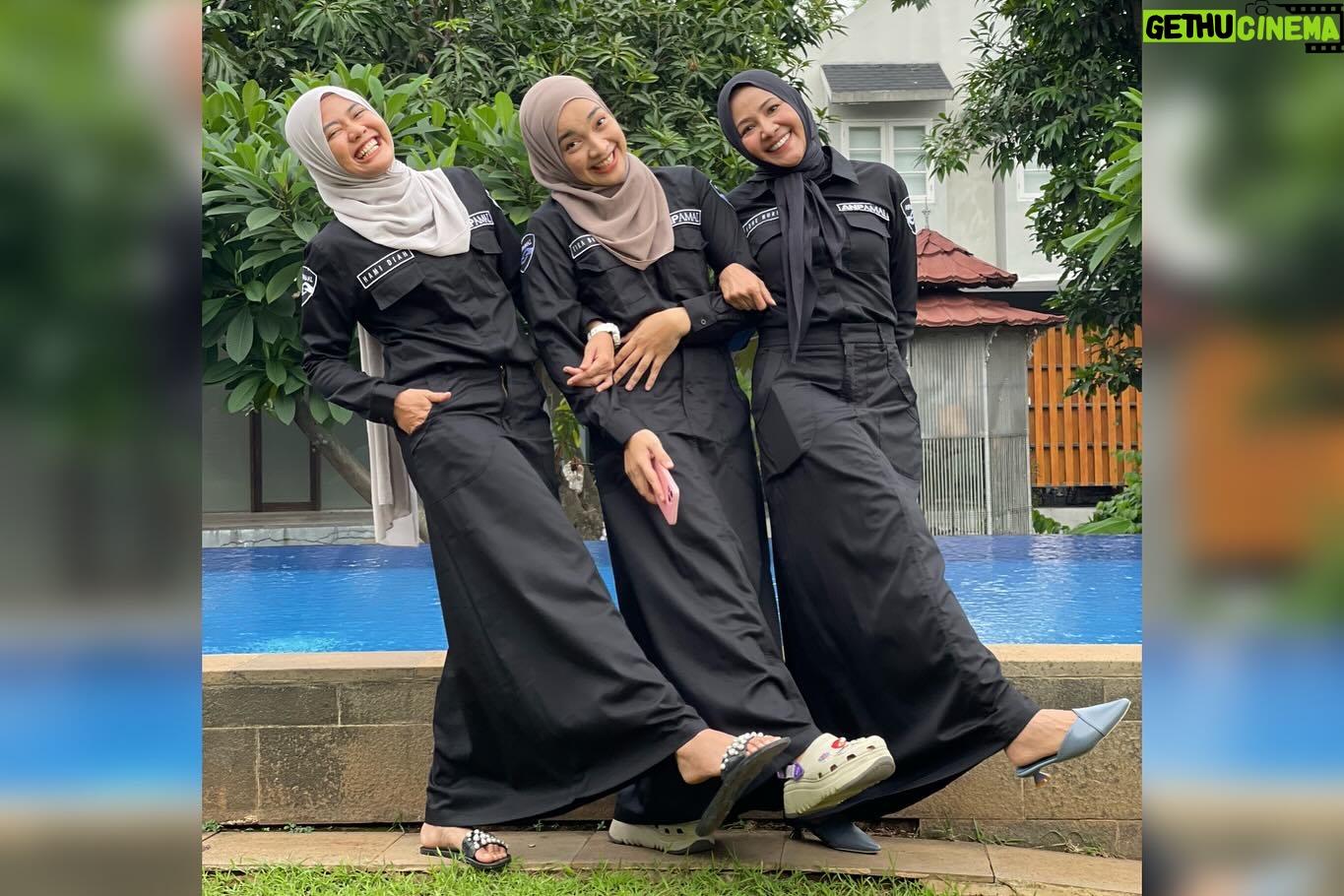 Tika Bravani - 2.1K Likes - Assalamualaikum….
Bentar deh, Kaya ada yang kurang ga sihh? 😁
Colek Mak @irantypurnamasari