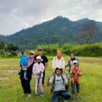 Tika Bravani Instagram - Pertama kali nih, Kalam nyobain hiking dan susur sungai. Ternyata nggak seburuk yang kukhawatirkan. Dia selow aja waktu kakinya kotor kejeblos lumpur. Paling dia ngereog dikit setelah kepleset di sungai. Wajarlah. "Ibuu aku capek.. ibuu aku laper.. ibuu aku ngantuk.." Anak rewel ya dinikmati aja, sambil nongkrong ngemil arem-arem di pinggir sungai. Kapan lagi begini? Meski begitu, anak baikku tetap jalan karena tujuannya..... kembali ke parkiran 😅 Pengalaman yang sangat beda, dan perlu diulang. Thank you @penjelajahcilik.id @hikingtherapyhill yang sangat ekstra banget penjagaannya. Bikin aku ngerasa aman di saat arus sungai tiba-tiba deras 😅
