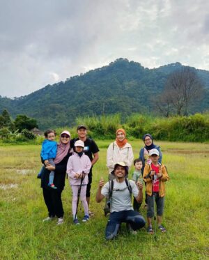 Tika Bravani Instagram - Pertama kali nih, Kalam nyobain hiking dan susur sungai. Ternyata nggak seburuk yang kukhawatirkan. Dia selow aja waktu kakinya kotor kejeblos lumpur. Paling dia ngereog dikit setelah kepleset di sungai. Wajarlah.
"Ibuu aku capek.. ibuu aku laper.. ibuu aku ngantuk.."
Anak rewel ya dinikmati aja, sambil nongkrong ngemil arem-arem di pinggir sungai. Kapan lagi begini?
Meski begitu, anak baikku tetap jalan karena tujuannya..... kembali ke parkiran 😅

Pengalaman yang sangat beda, dan perlu diulang. Thank you @penjelajahcilik.id @hikingtherapyhill yang sangat ekstra banget penjagaannya. Bikin aku ngerasa aman di saat arus sungai tiba-tiba deras 😅