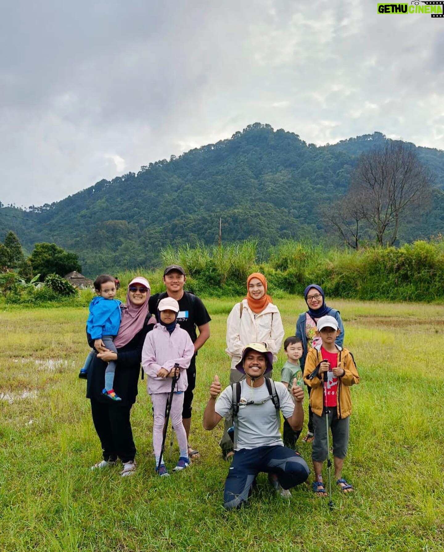 Tika Bravani - 1.7K Likes - Pertama kali nih, Kalam nyobain hiking dan susur sungai. Ternyata nggak seburuk yang kukhawatirkan. Dia selow aja waktu kakinya kotor kejeblos lumpur. Paling dia ngereog dikit setelah kepleset di sungai. Wajarlah.
"Ibuu aku capek.. ibuu aku laper.. ibuu aku ngantuk.."
Anak rewel ya dinikmati aja, sambil nongkrong ngemil arem-arem di pinggir sungai. Kapan lagi begini?
Meski begitu, anak baikku tetap jalan karena tujuannya..... kembali ke parkiran 😅
Pengalaman yang sangat beda, dan perlu diulang. Thank you @penjelajahcilik.id @hikingtherapyhill yang sangat ekstra banget penjagaannya. Bikin aku ngerasa aman di saat arus sungai tiba-tiba deras 😅