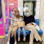 Tika Bravani Instagram - Dalam judul tiba-tiba bertualang ke Tanah Abang. Dari Cinere nyobain naik MRT, terus nyambung Bus Listrik. Sekalian napak tilas neneknya Kalam (almh. ibu saya) yang dulu dagang di sini. Saya suka nyamperin beliau. 30% bantu dagang, 70% belanja. Kalo capek leyeh2 di mesjidnya terus makan di foodcourt 😂 Sejak jaman datuk, udah nggak kehitung toko ini menyambung hidup berapa keluarga. Alhamdulillah masih bertahan meski diterpa pandemi. Berkah selalu, Sinamar!
