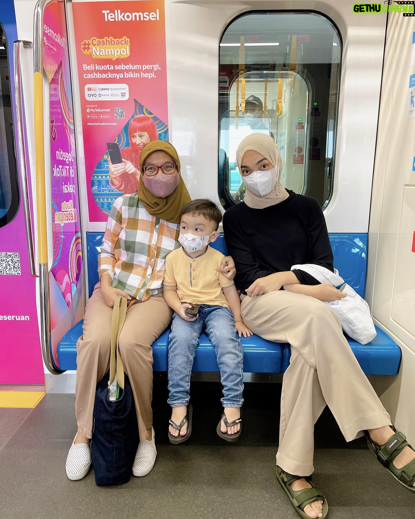 Tika Bravani - 3.2K Likes - Dalam judul tiba-tiba bertualang ke Tanah Abang.
Dari Cinere nyobain naik MRT, terus nyambung Bus Listrik.
Sekalian napak tilas neneknya Kalam (almh. ibu saya) yang dulu dagang di sini. Saya suka nyamperin beliau. 30% bantu dagang, 70% belanja. Kalo capek leyeh2 di mesjidnya terus makan di foodcourt 😂
Sejak jaman datuk, udah nggak kehitung toko ini menyambung hidup berapa keluarga. Alhamdulillah masih bertahan meski diterpa pandemi. Berkah selalu, Sinamar!