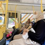 Tika Bravani Instagram - Dalam judul tiba-tiba bertualang ke Tanah Abang. Dari Cinere nyobain naik MRT, terus nyambung Bus Listrik. Sekalian napak tilas neneknya Kalam (almh. ibu saya) yang dulu dagang di sini. Saya suka nyamperin beliau. 30% bantu dagang, 70% belanja. Kalo capek leyeh2 di mesjidnya terus makan di foodcourt 😂 Sejak jaman datuk, udah nggak kehitung toko ini menyambung hidup berapa keluarga. Alhamdulillah masih bertahan meski diterpa pandemi. Berkah selalu, Sinamar!