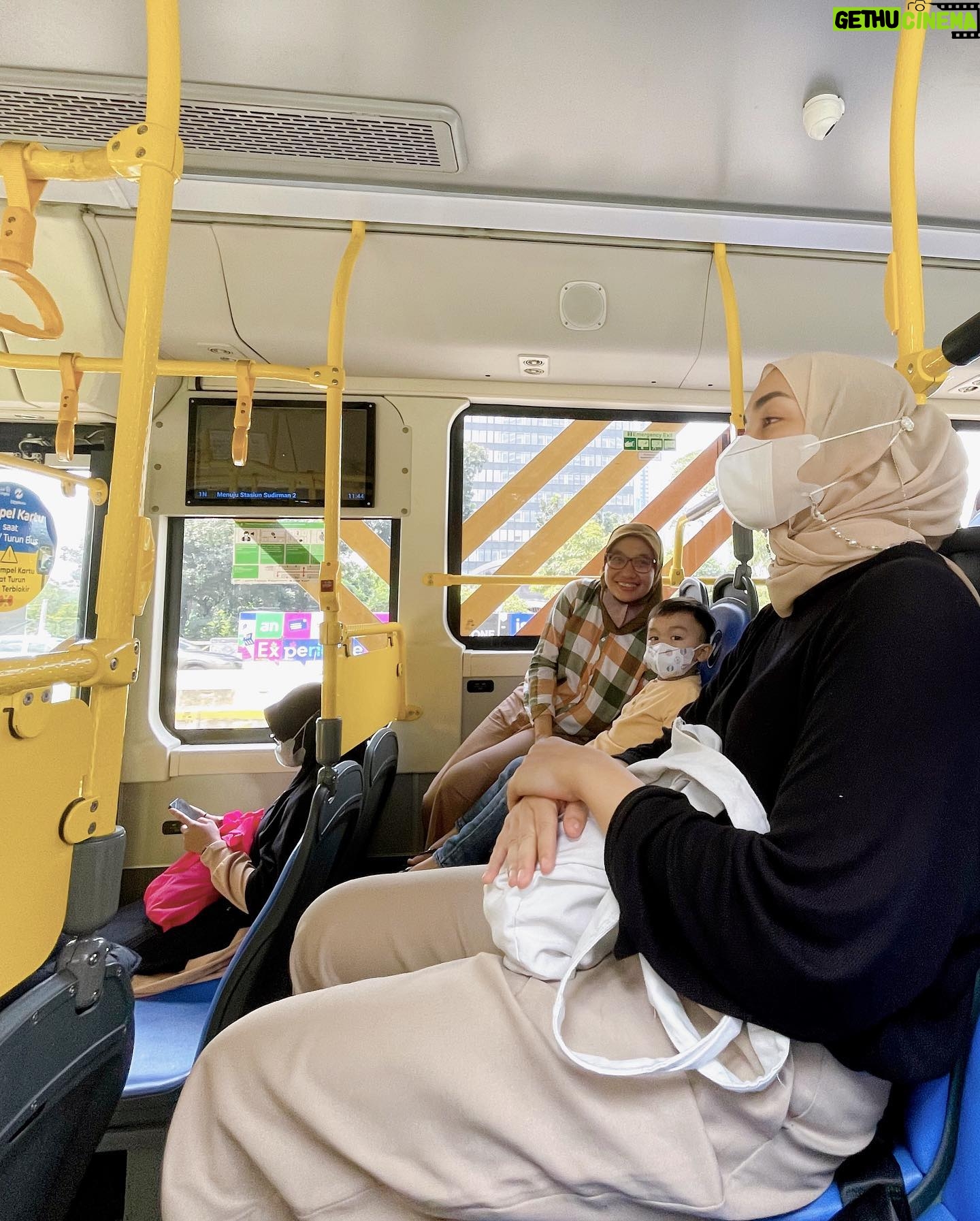 Tika Bravani - 3.2K Likes - Dalam judul tiba-tiba bertualang ke Tanah Abang.
Dari Cinere nyobain naik MRT, terus nyambung Bus Listrik.
Sekalian napak tilas neneknya Kalam (almh. ibu saya) yang dulu dagang di sini. Saya suka nyamperin beliau. 30% bantu dagang, 70% belanja. Kalo capek leyeh2 di mesjidnya terus makan di foodcourt 😂
Sejak jaman datuk, udah nggak kehitung toko ini menyambung hidup berapa keluarga. Alhamdulillah masih bertahan meski diterpa pandemi. Berkah selalu, Sinamar!