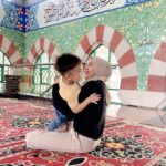 Tika Bravani Instagram - Dalam judul tiba-tiba bertualang ke Tanah Abang. Dari Cinere nyobain naik MRT, terus nyambung Bus Listrik. Sekalian napak tilas neneknya Kalam (almh. ibu saya) yang dulu dagang di sini. Saya suka nyamperin beliau. 30% bantu dagang, 70% belanja. Kalo capek leyeh2 di mesjidnya terus makan di foodcourt 😂 Sejak jaman datuk, udah nggak kehitung toko ini menyambung hidup berapa keluarga. Alhamdulillah masih bertahan meski diterpa pandemi. Berkah selalu, Sinamar!